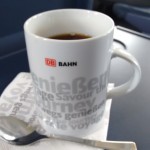 Essen und Kaffee werden serviert.