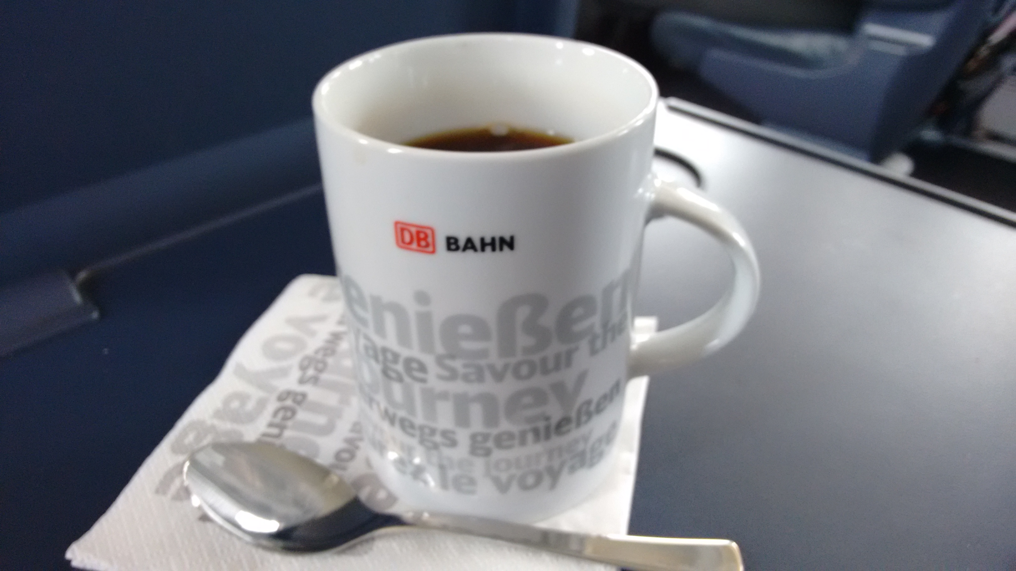 Essen und Kaffee werden serviert.