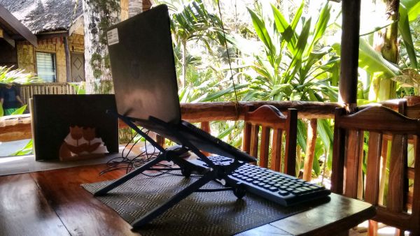 roost_laptop_stand_siargao_philippines_2016_02